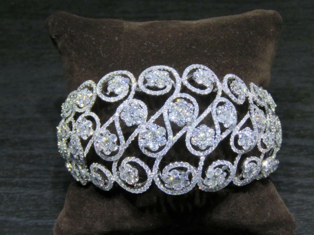 18KT GOLD GORGEOUS FANCY DIAMOND CUFF BANGLE: 18KT GOLD GORGEOUS FANCY DIAMOND CUFF BANGLE The Following Item we are offering is this Beautiful Rare Important 18KT Gold Rare Certified Brilliant Fancy Diamond Floral Cuff Bangle Bracelet. Bangle