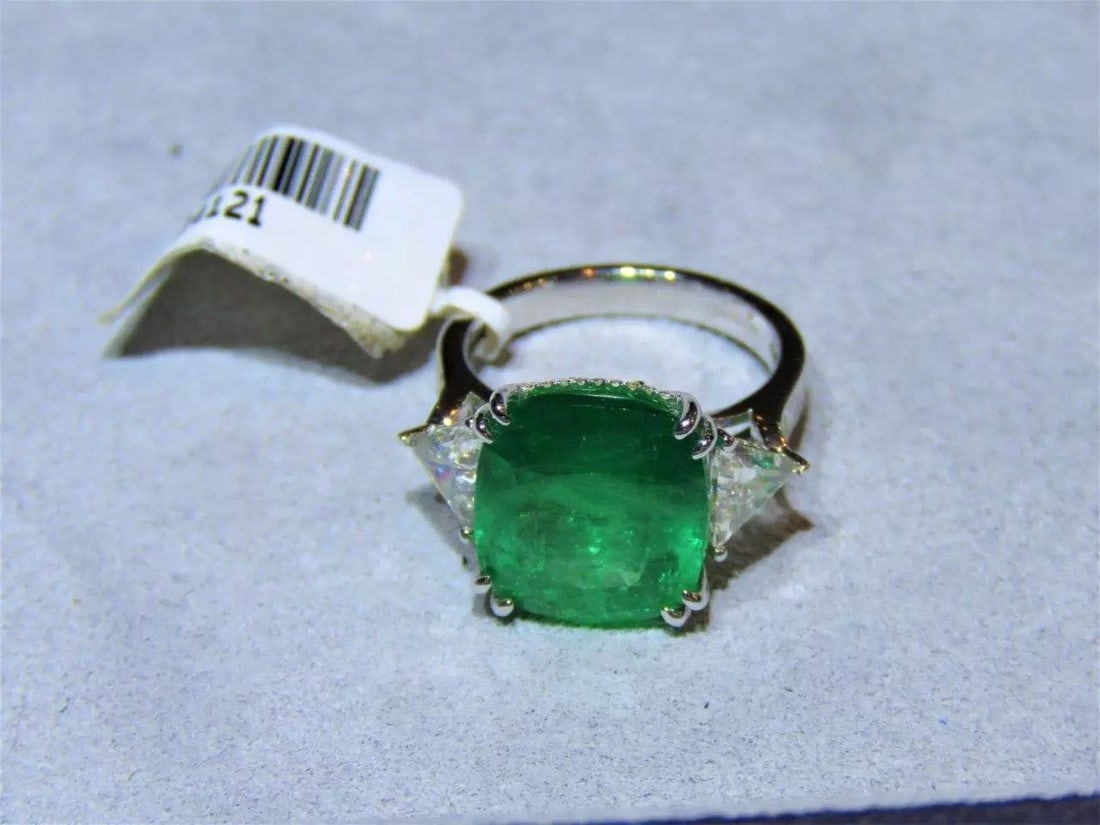 18KT 11.5CT LARGE EMERALD DIAMOND RING (1 of 2)