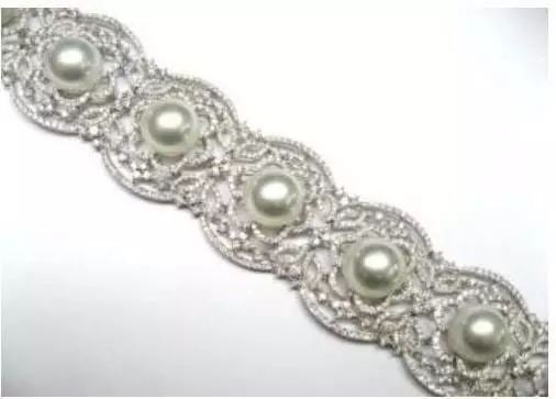 18KT SOUTH SEA LARGE PEARL GLITTERING DIAMOND BRACELET: 18KT SOUTH SEA LARGE PEARL GLITTERING DIAMOND BRACELET The Following Item we are offering are these Extremely Rare Beautiful 18KT Gold Fine Large Cultured South Sea Pearl Bracelet comprised of approx.