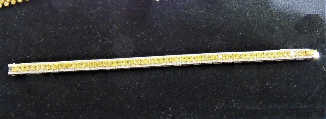 18KT GOLD RARE LARGE GLITTERING FANCY YELLOW DIAMOND TENNIS BRACELET: 18KT GOLD RARE LARGE GLITTERING FANCY YELLOW DIAMOND TENNIS BRACELET The Following Item we are offering is this Beautiful Rare Important 18KT Gold Large Glittering Fancy Shaped Yellow Diamond Tennis B