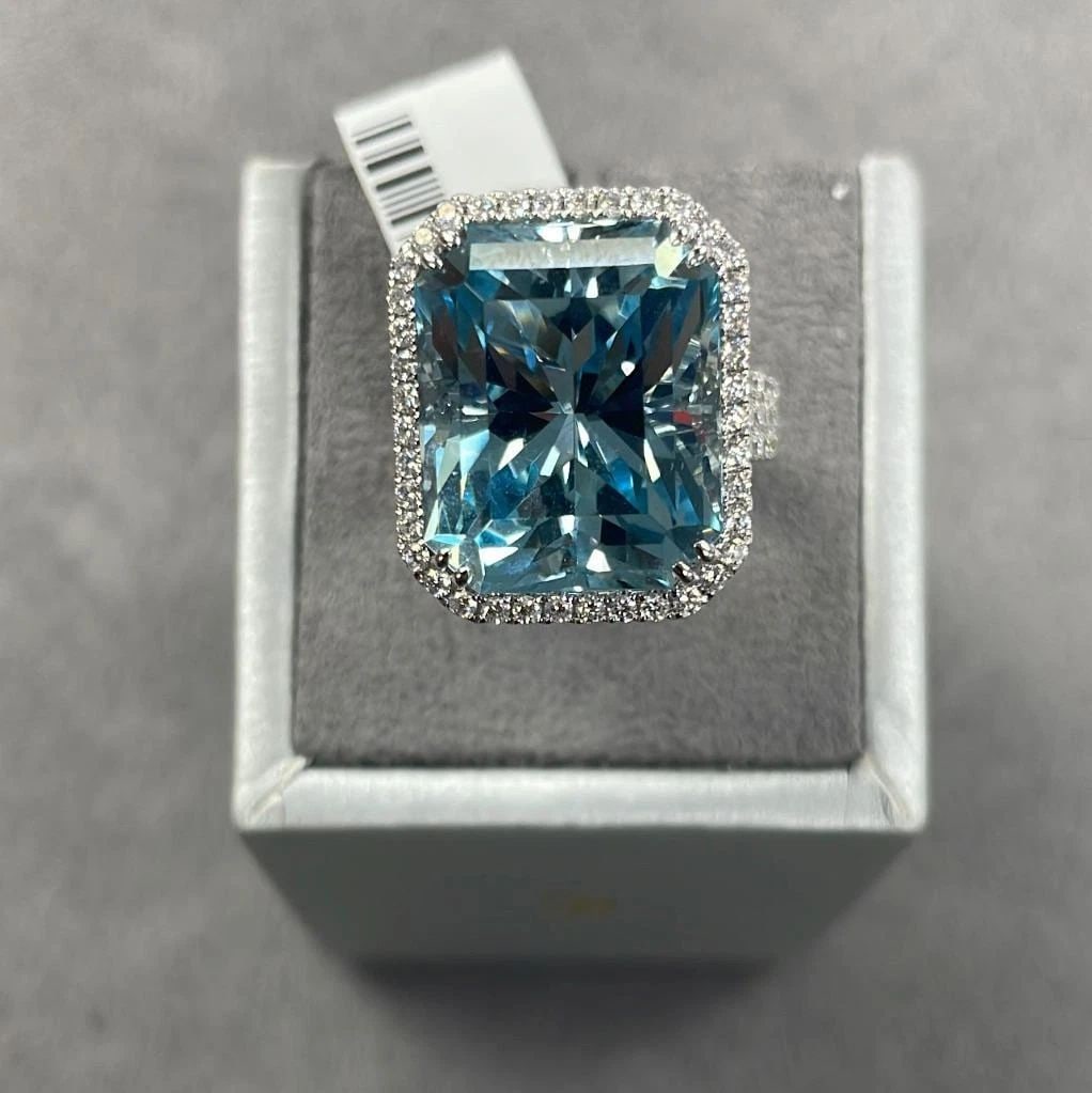 18KT GOLD RARE GORGEOUS FANCY HUGE AQUAMARINE DIAMOND RING: 18KT GOLD RARE GORGEOUS FANCY HUGE AQUAMARINE DIAMOND RING The Following Item we are offering is this Beautiful 18KT Gold Rare Important Large Magnificent Fancy Aquamarine and Diamond Ring!!! Magnific