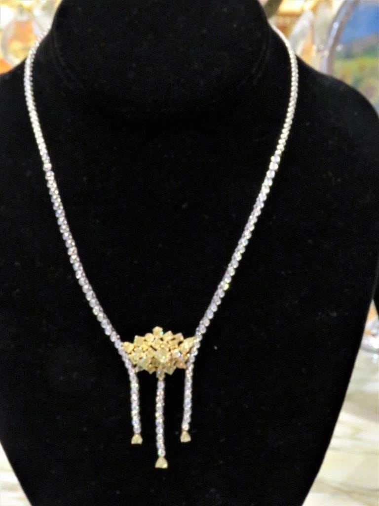 18KT YELLOW DIAMOND WHITE DIAMOND FRINGE NECKLACE: 18KT YELLOW DIAMOND WHITE DIAMOND FRINGE NECKLACE The Following Item we are offering is this Beautiful Rare Important 18KT White Gold GIA Certified Brilliant Fancy Yellow Diamond and White Diamond Nec