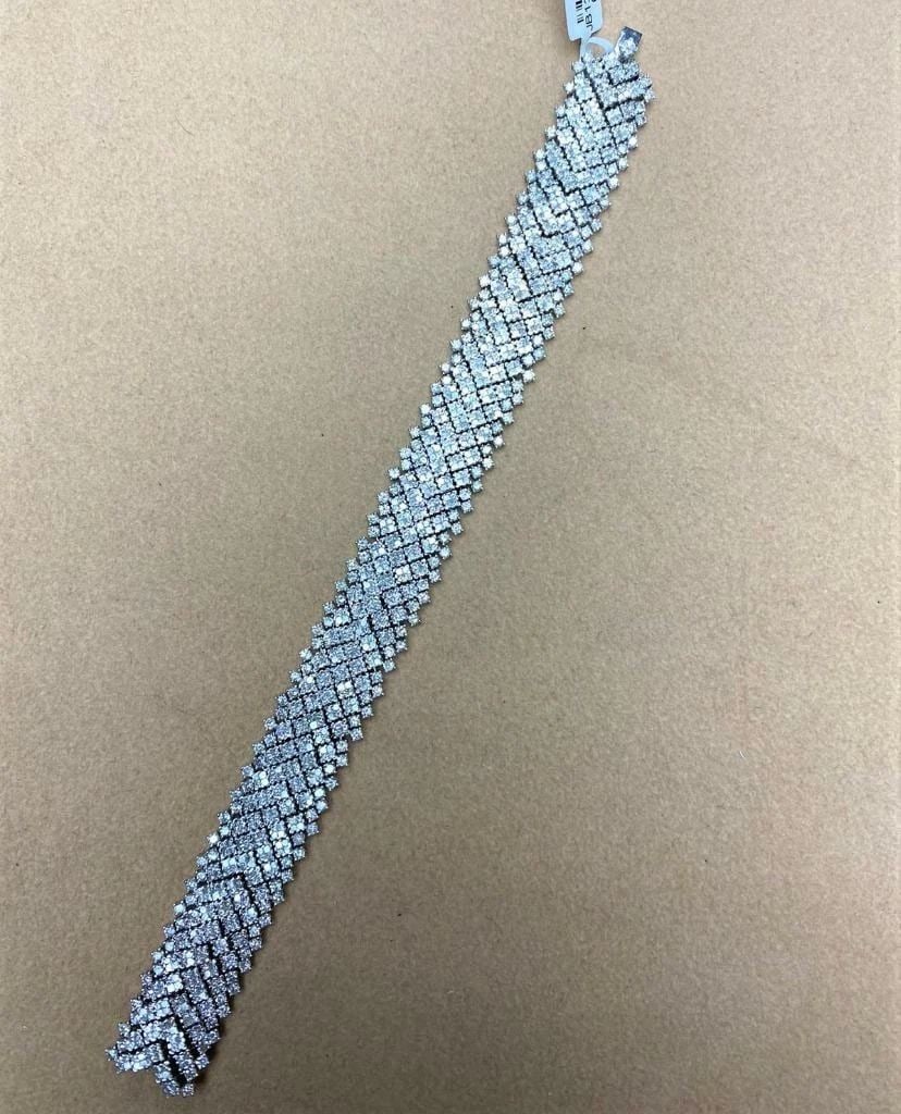 18KT GORGEOUS 12CT GORGEOUS FANCY CUT DIAMOND BRACELET (1 of 2)