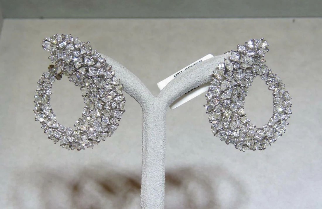 18KT GOLD RARE 13CT FANCY WHITE DIAMOND TWIST EARRINGS: 18KT GOLD RARE 13CT FANCY WHITE DIAMOND TWIST EARRINGS The Following Items we are offering is this Pair of Important Radiant Winston Style 18KT Gold Large MAGNIFICENT Fancy White Diamond Twist Earring