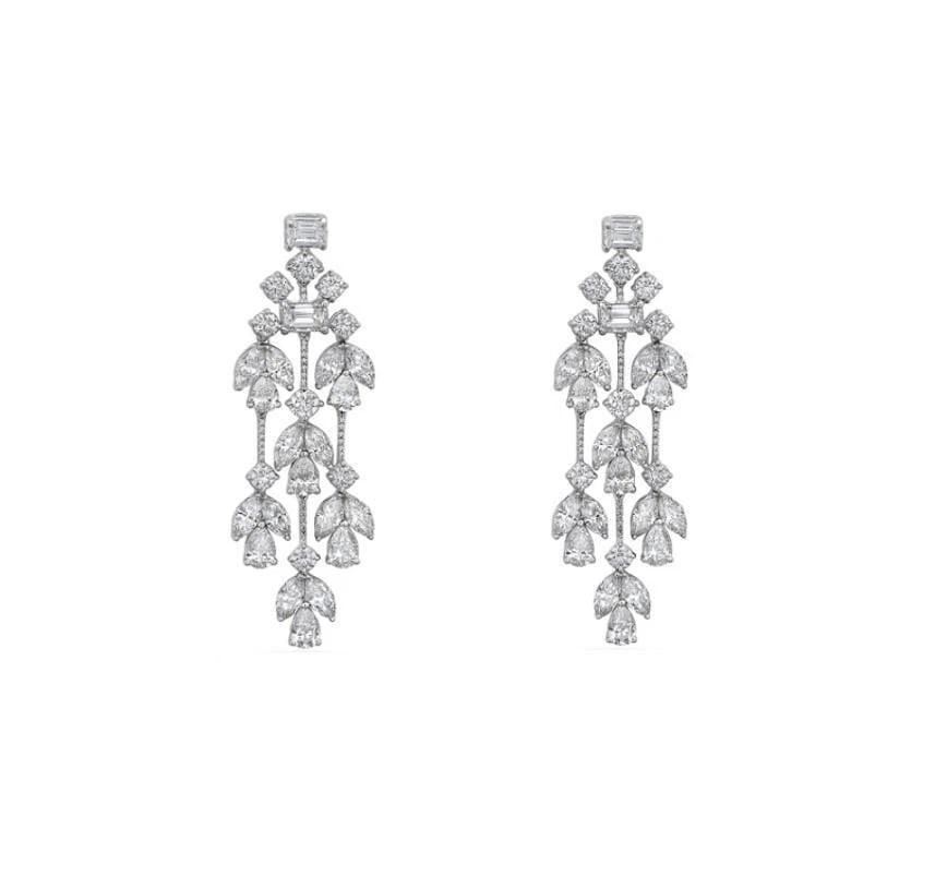 18KT GORGEOUS GOLD DIAMOND FANCY CHANDELIER EARRINGS: 18KT GORGEOUS GOLD DIAMOND FANCY CHANDELIER EARRINGS The Following Items we are offering is a Rare Important Radiant 18KT Gold Glamorous and Elaborate Rare Magnificent Glittering White Diamond Chandel