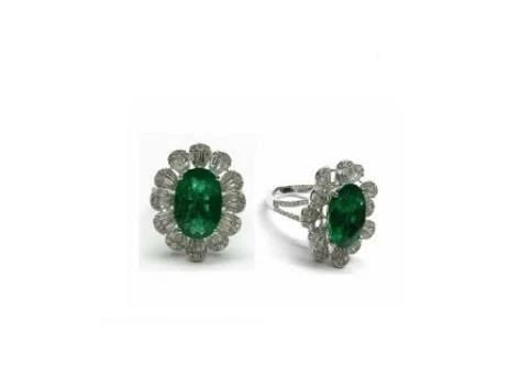 18KT GLITTERING LG 6CT EMERALD DIAMOND FLOWER RING (1 of 2)