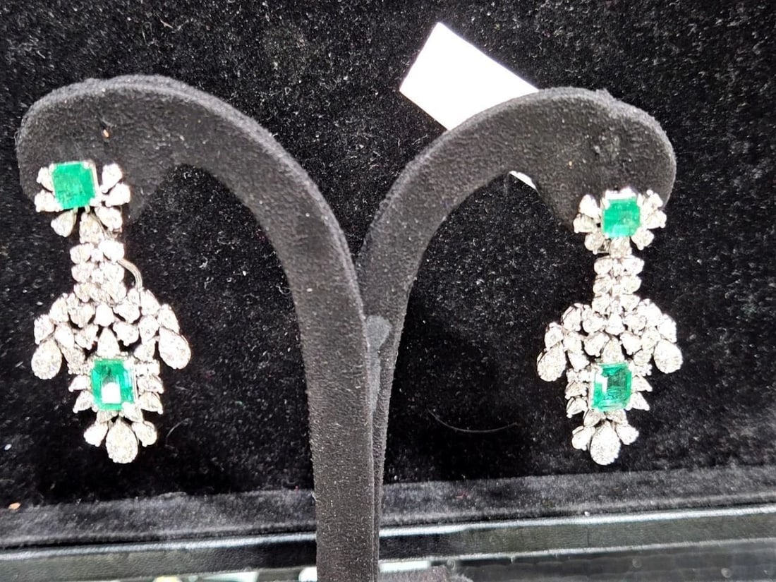 GORGEOUS GLITTERING DIAMOND EMERALD DANGLE EARRINGS (1 of 2)