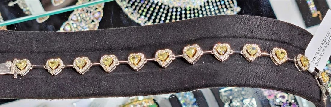 GLITTERING LRG FANCY YELLOW DIAMOND HEART TENNIS BRACELET: GLITTERING LRG FANCY YELLOW DIAMOND HEART TENNIS BRACELET The Following Item we are offering is this Beautiful Rare Important Gold Large Glittering Heart Diamond Tennis Bracelet. Bracelet is comprised