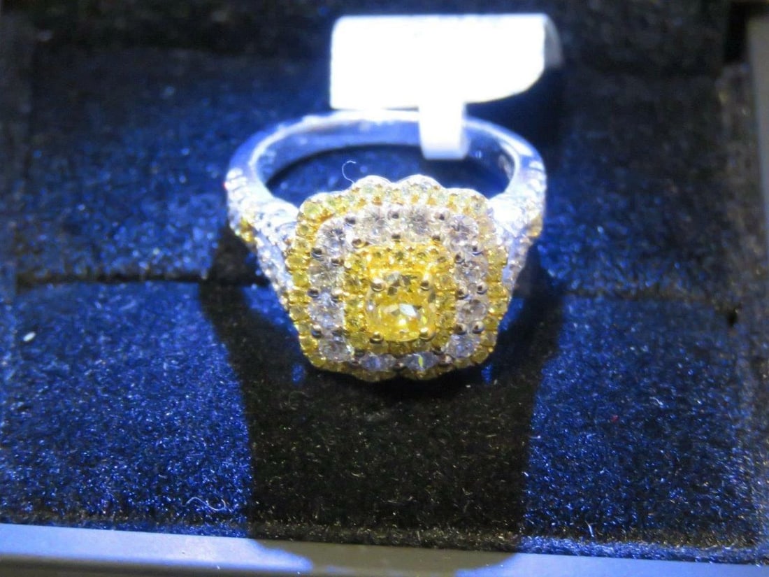18KT LRG FANCY YELLOW DIAMOND WHITE DIAMOND RING: 18KT LRG FANCY YELLOW DIAMOND WHITE DIAMOND RING The Following Items we are offering is this Rare Important Estate Radiant 18KT White Gold Winston Style LARGE Glittering and Sparkling Magnificent Fanc