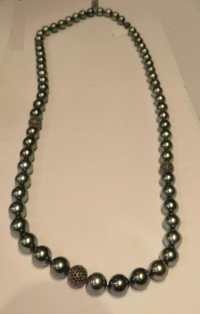 18KT SOUTH SEA TAHITIAN PEARL BLACK DIAMOND NECKLACE: 18KT SOUTH SEA TAHITIAN PEARL BLACK DIAMOND NECKLACE The Following Item we are offering is this Beautiful Rare Important 18KT White Gold Pearl and Diamond Necklace. Bracelet is comprised of 62 Beautif