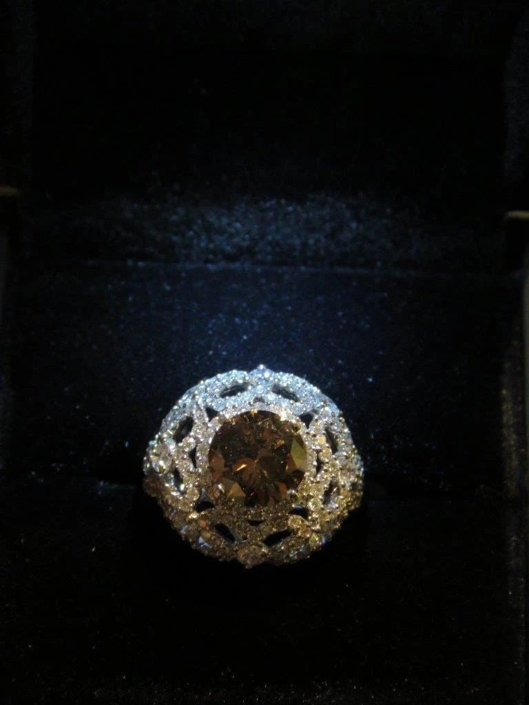 18KT GOLD LARGE FANCY COGNAC BROWN DIAMOND WHITE RING: 18KT GOLD LARGE FANCY COGNAC BROWN DIAMOND WHITE RING 18KT GOLD LARGE FANCY COGNAC BROWN DIAMOND WHITE RING The Following Items we are offering is a Rare Important Radiant 18KT Gold Large Fancy Cognac