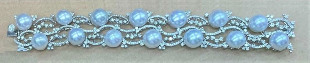 18KT RARE IMPORTANT LRG SOUTH SEA PEARL DIAMOND BRACELET: 18KT RARE IMPORTANT LRG SOUTH SEA PEARL DIAMOND BRACELET The Following Item we are offering is this Extremely Rare Beautiful 18KT Gold White Fine Large South Sea Pearl Bracelet comprised of Rows of Ra