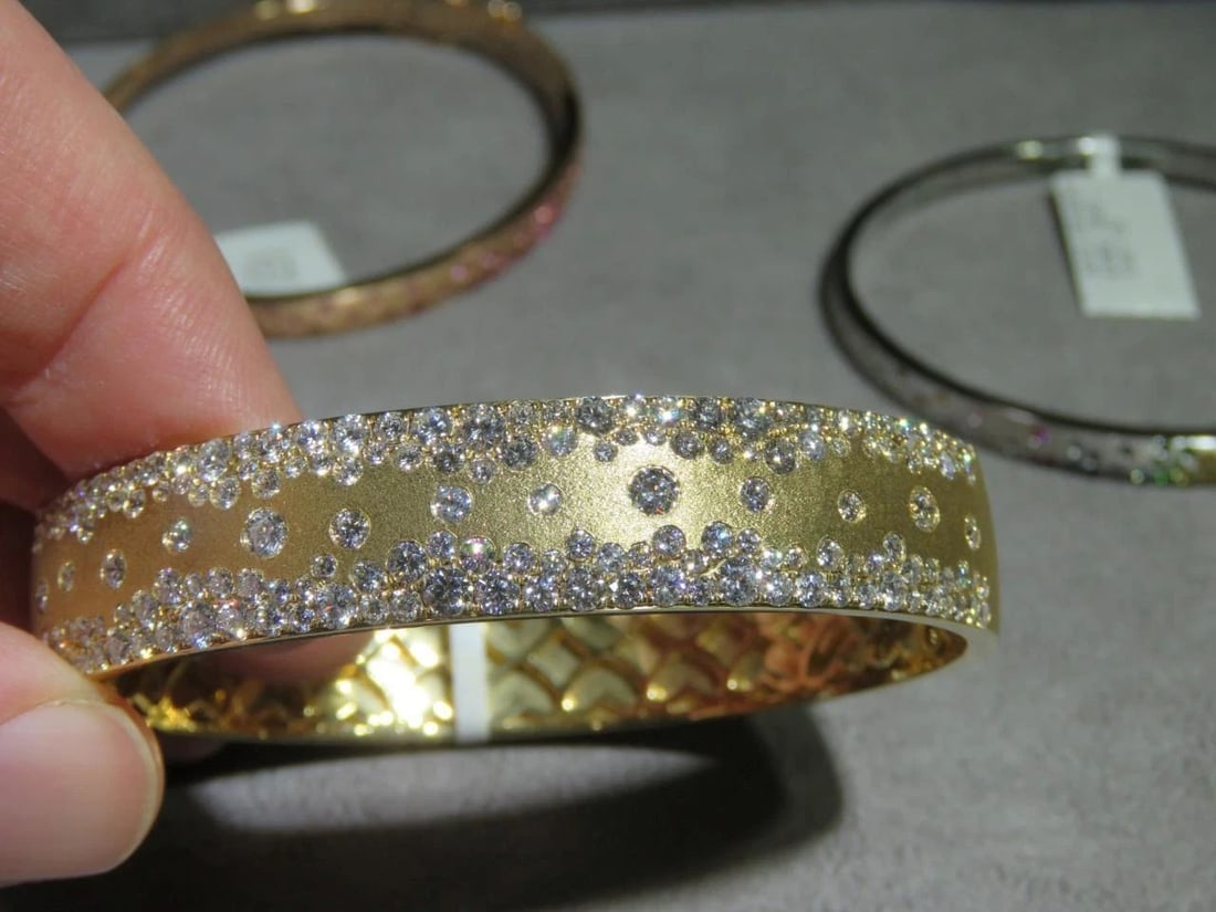 18KT YELLOW GOLD FANCY GLITTERING DIAMOND BANGLE BRACELET (1 of 2)