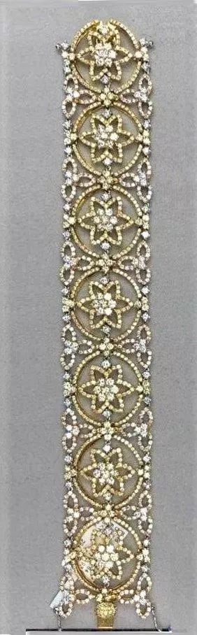 18KT GOLD FANCY YELLOW DIAMOND BRACELET: 18KT GOLD FANCY YELLOW DIAMOND BRACELET The Following Items we are offering is a Rare Important Radiant 18KT Gold Fancy Glistening Fancy Yellow and White Diamond Bracelet. Bracelet consists of Gorgeou