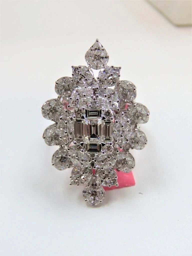 18KT LARGE FANCY LARGE BRILLIANT DIAMOND RING (1 of 2)