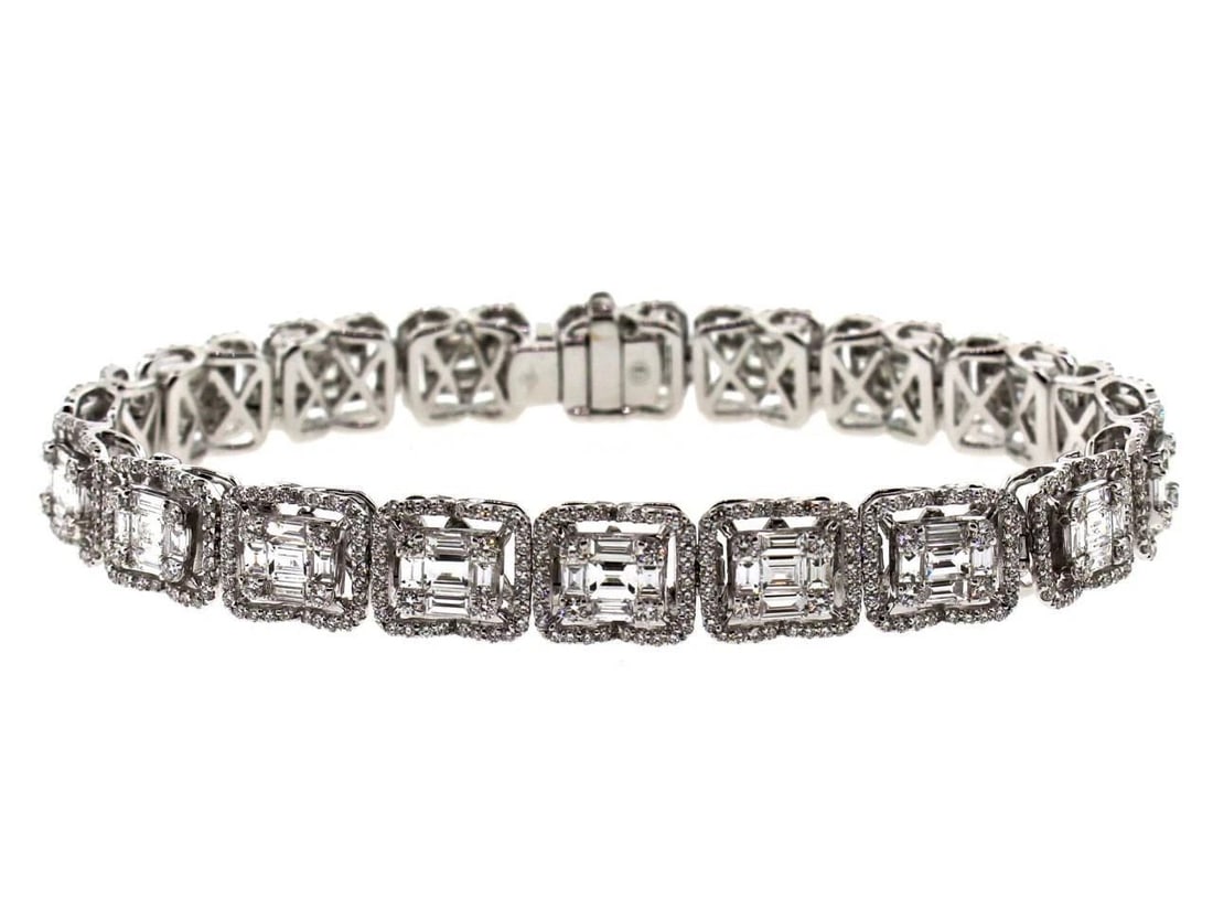 18KT WHITE GOLD LADIES FANCY WHITE DIAMOND BRACELET: 18KT WHITE GOLD LADIES FANCY WHITE DIAMOND BRACELET!! 18KT WHITE GOLD LADIES FANCY WHITE DIAMOND BRACELET !! The Following Item we are offering is this Rare Outstanding 18KT White Gold and Fancy White