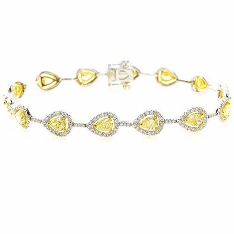18KT GOLD YELLOW DIAMOND WHITE DIAMOND BRACELET: 18KT GOLD YELLOW DIAMOND WHITE DIAMOND BRACELET The Following Item we are offering is this Beautiful Rare Important 18KT Yellow Gold Certified Brilliant Fancy Yellow Diamond and White Diamond Bracelet