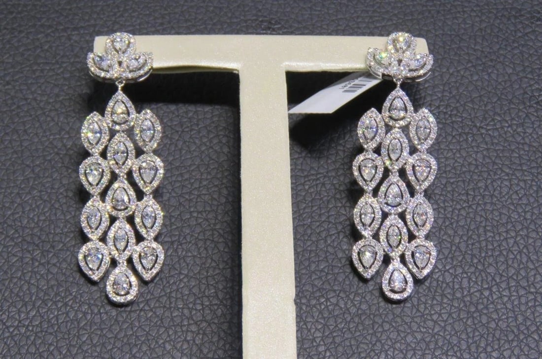 18KT GOLD LG DIAMOND CASCADE CHANDELIER EARRINGS: 18KT GOLD LG DIAMOND CASCADE CHANDELIER EARRINGS 18KT GOLD LG DIAMOND CASCADE CHANDELIER EARRINGS The Following Items we are offering is a Rare Important Pair of 18KT White Gold Large Cascade Diamond