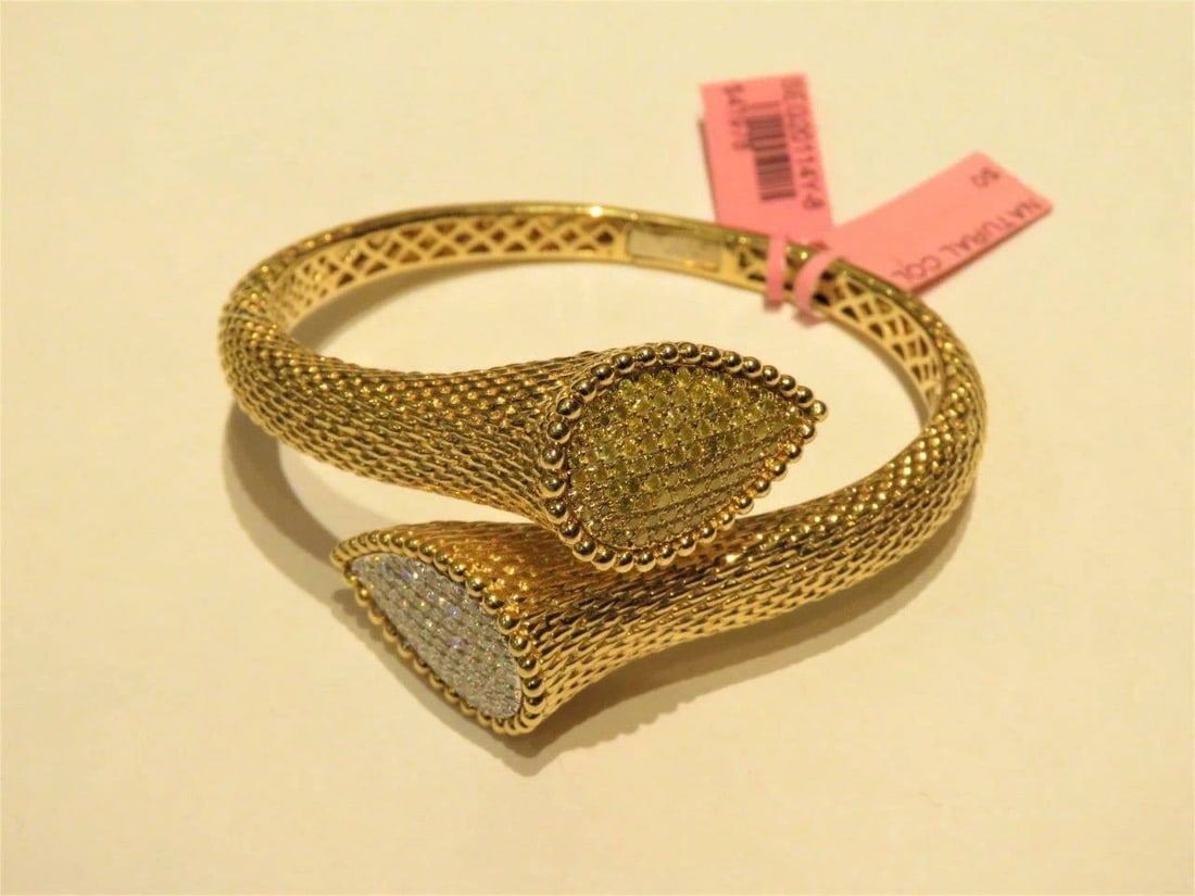 18KT GOLD YELLOW DIAMOND WHITE DIAMOND TOI ET MOI BRACELET: 18KT GOLD YELLOW DIAMOND WHITE DIAMOND TOI ET MOI BRACELET The Following Item we are offering is this Beautiful Rare Important 18KT Yellow Gold Rare Certified Brilliant Fancy Natural Yellow and White