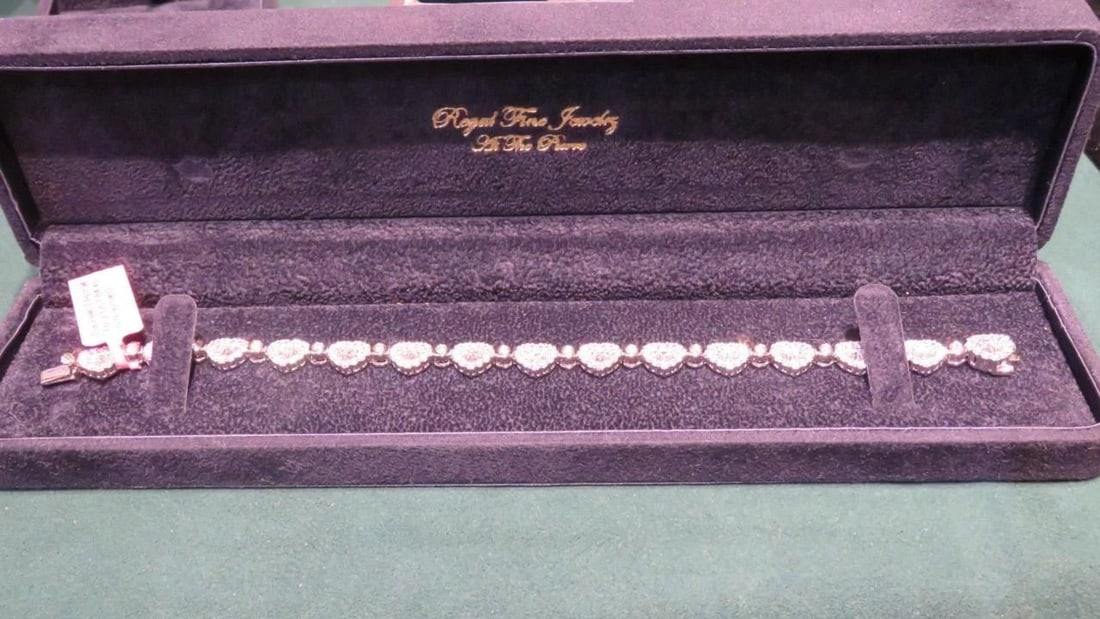 18KT GOLD FANCY GLITTERING FANCY HEART DIAMOND BRACELET (1 of 2)