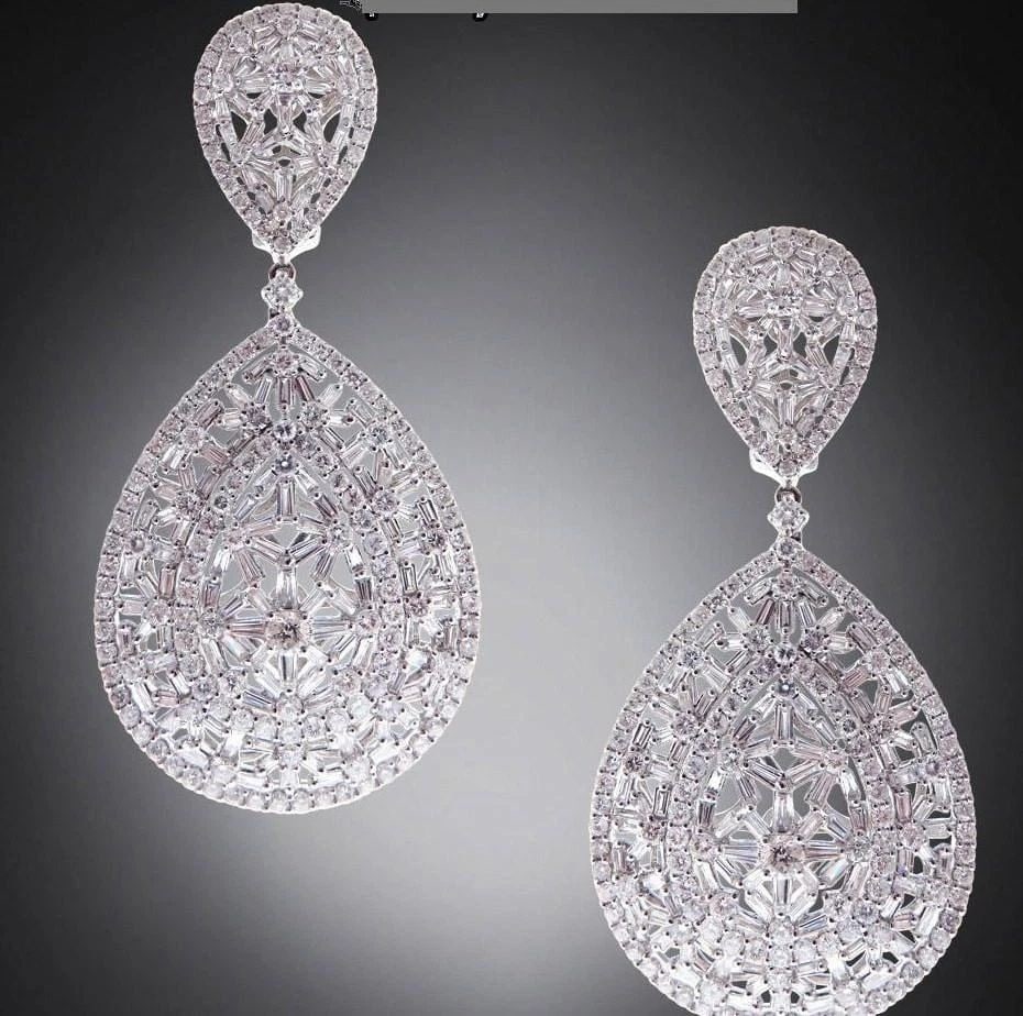 18KT GOLD LARGE 12CT GLITTERING DIAMOND CHANDELIER EARRINGS: 18KT GOLD LARGE 12CT GLITTERING DIAMOND CHANDELIER EARRINGS 18KT GOLD LARGE 12CT GLITTERING DIAMOND CHANDELIER EARRINGS Last CallLast Call The Following Items we are offering is an Important Pair of R