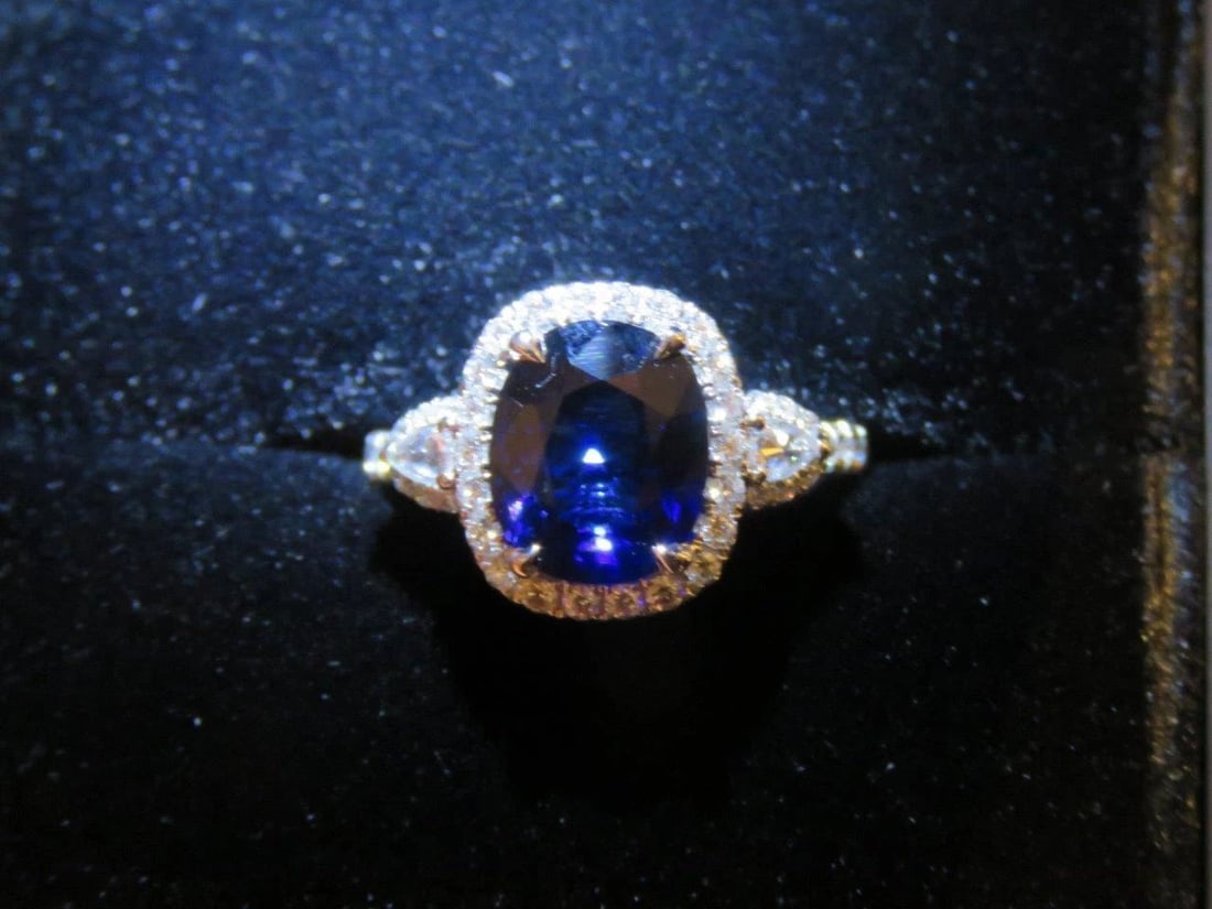 18KT GIA FLAWLESS NATURAL LARGE BLUE SAPPHIRE DIAMOND RING: 18KT GIA FLAWLESS NATURAL LARGE BLUE SAPPHIRE DIAMOND RING The Following Item we are offering is this Rare Large 18KT GOLD LARGE BRILLIANT GIA CERTIFIED NATURAL SAPPHIRE DIAMOND RING T.W.C. 4 1/2 CTS
