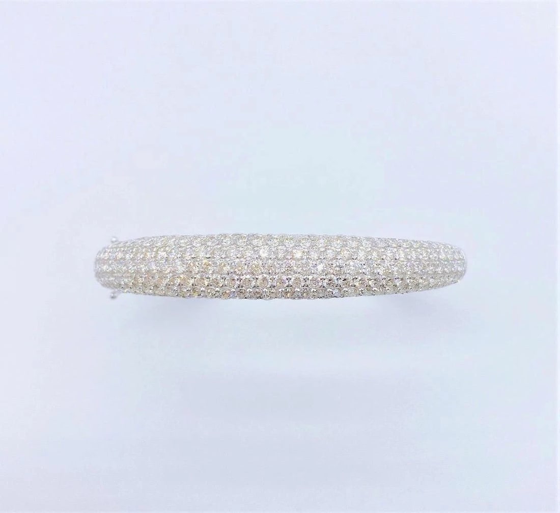 18KT GOLD FANCY PAVE 6.50CT DIAMOND CUFF BANGLE BRACELET: 18KT GOLD FANCY PAVE 6.50CT DIAMOND CUFF BANGLE BRACELET The Following Item we are offering is this Extremely Rare Beautiful 18KT White Gold Fine Extraordinary Large Diamond Bangle Cuff Bracelet compr