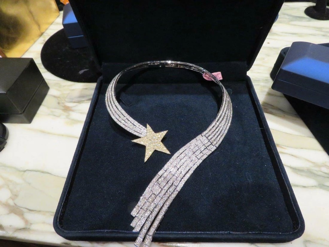 18KT FANCY YELLOW DIAMOND STAR NECKLACE: 18KT FANCY YELLOW DIAMOND STAR NECKLACE The Following Item we are offering is this Beautiful Rare Important 18KT White Gold Certified Brilliant Fancy Yellow Diamond and White Diamond Necklace. Necklac