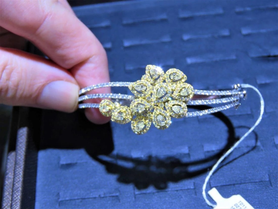 18KT GOLD MAGNIFICENT RARE FANCY YELLOW DIAMOND BANGLE BRACELET (1 of 2)