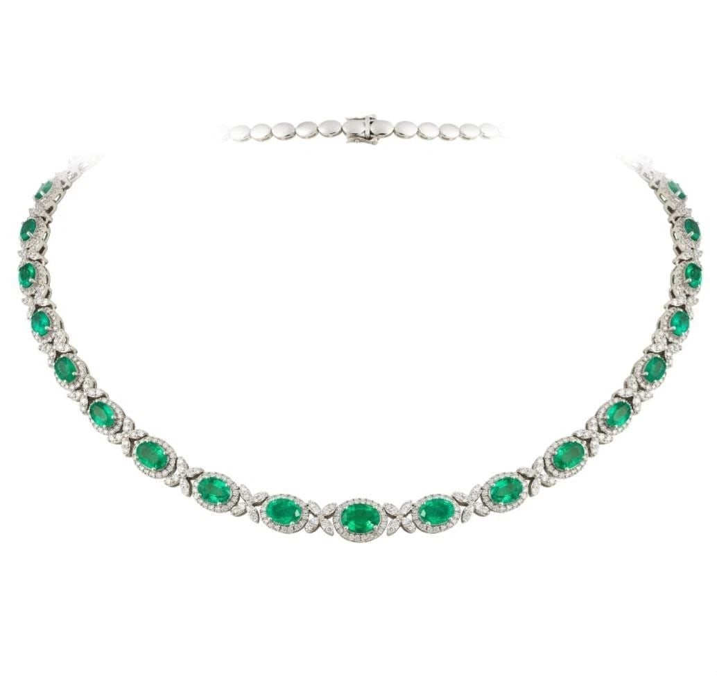 18KT GOLD GORGEOUS FANCY DIAMOND EMERALD STRAND NECKLACE: 18KT GOLD GORGEOUS FANCY DIAMOND EMERALD STRAND NECKLACE The Following Item we are offering is a Rare Important Estate Radiant 18KT Gold Necklace with Magnificent Large Fancy Cut Emeralds Flanked by G