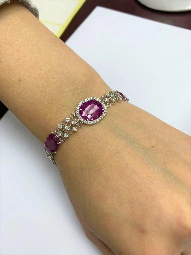 18KT GOLD RARE 23CT FANCY RUBY AND DIAMOND BRACELET: 18KT GOLD RARE 23CT FANCY RUBY AND DIAMOND BRACELET The Following Item we are offering is this Beautiful Rare Important 18KT Gold Sparkling Oval Ruby and Diamond Bracelet. FEATURING Magnificent Rare G