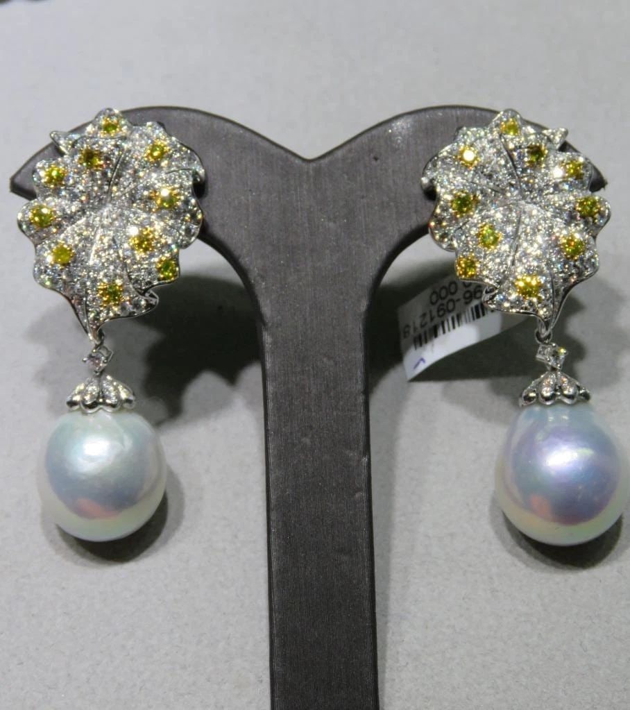 18KT SOUTH SEA PEARL YELLOW DIAMOND DETACH LEAF EARRINGS: 18KT SOUTH SEA PEARL YELLOW DIAMOND DETACH LEAF EARRINGS The Following Item we are offering are these Extremely Rare Beautiful 18KT Gold Fine Large Fancy South Sea White Pearl, White Diamond, and Yell