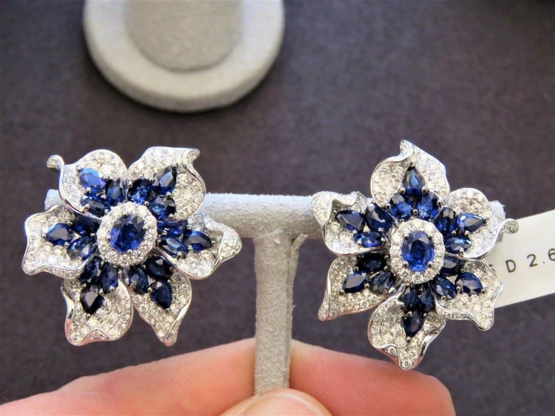 18KT GOLD RARE GORGEOUS SAPPHIRE FLOWER DIAMOND EARRINGS: 18KT GOLD RARE GORGEOUS SAPPHIRE FLOWER DIAMOND EARRINGS 18KT GOLD RARE GORGEOUS SAPPHIRE FLOWER DIAMOND EARRINGS The Following Items we are offering is a Rare Important Radiant Pair of Large 18KT Gol