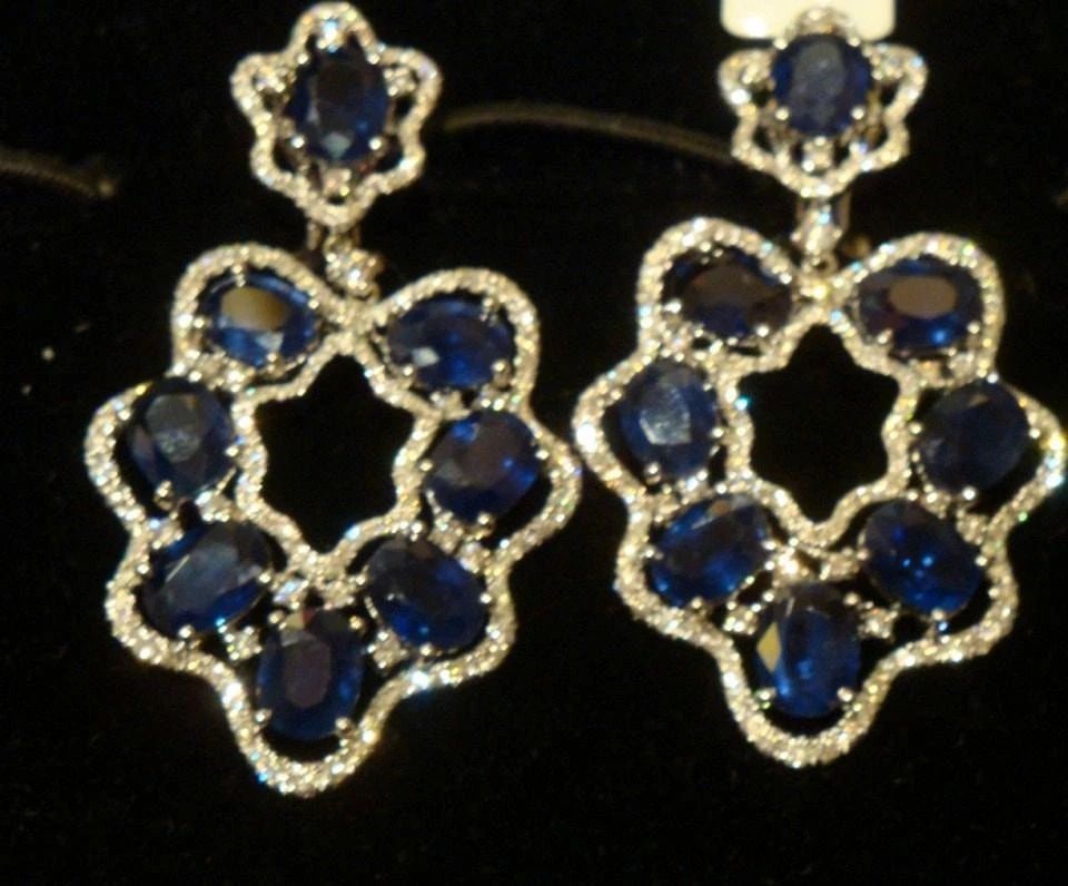 18KT GOLD 30CT FANCY SAPPHIRE DIAMOND EARRINGS: 18KT GOLD 30CT FANCY SAPPHIRE DIAMOND EARRINGS 18KT GOLD 30CT FANCY SAPPHIRE DIAMOND EARRINGS The Following Item we are offering are these Rare Beautiful 18KT White Gold Interlocking Dangle Earrings c