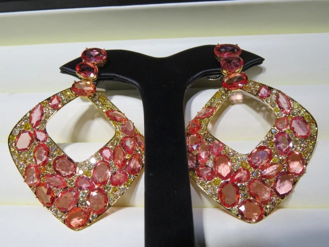 18KT ORANGE SAPPHIRE YELLOW DIAMOND DANGLE EARRINGS: 18KT ORANGE SAPPHIRE YELLOW DIAMOND DANGLE EARRINGS The Following Item we are offering is this Rare Important Radiant 18KT Gold Gorgeous Glittering and Sparkling Orange Sapphire, Yellow Diamond Dangle