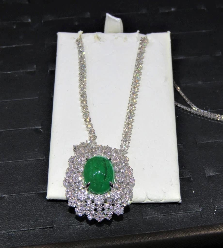 18KT FANCY GORGEOUS 16CT EMERALD DIAMOND PENDANT NECKLACE (1 of 2)