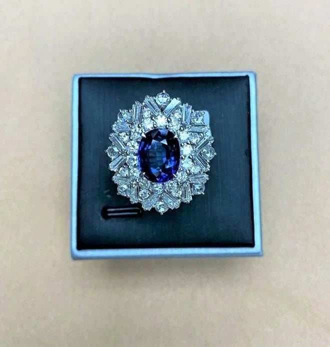 18KT GOLD FANCY 9CT BLUE SAPPHIRE DIAMOND RING: 18KT GOLD FANCY 9CT BLUE SAPPHIRE DIAMOND RING The Following Item we are offering is a Rare Important Radiant 18KT Gold Large Rare Fancy Blue Sapphire and Diamond Ring. Ring is comprised of Gorgeous B