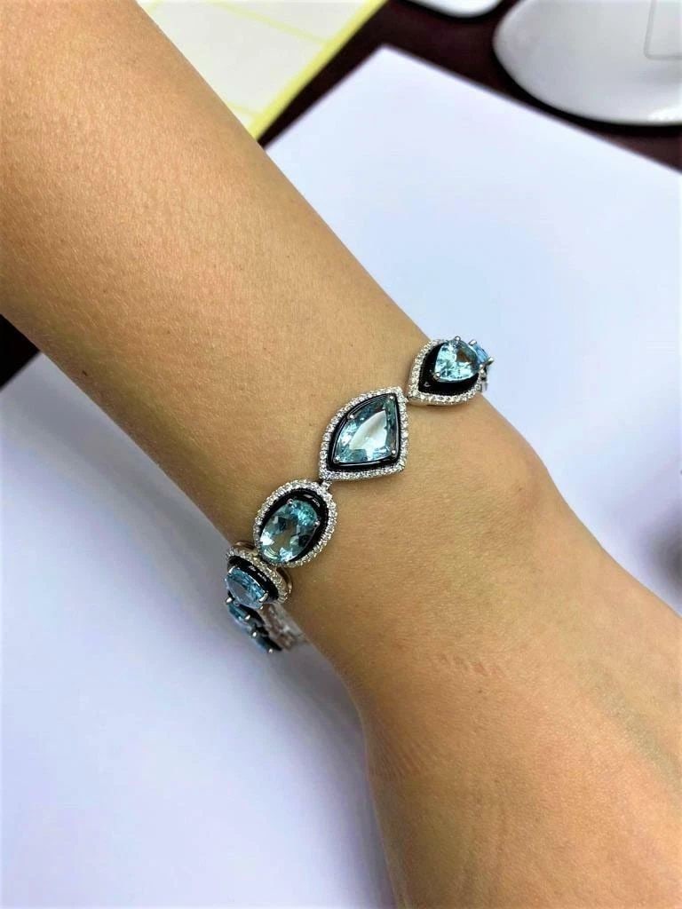 18KT 29.50CT FANCY AQUAMARINE BLACK ONYX DIAMOND BRACELET: 18KT 29.50CT FANCY AQUAMARINE BLACK ONYX DIAMOND BRACELET The Following Item we are offering is a Rare Important Radiant 18KT Gold Large Rare Fancy Magnificent Aquamarine, Diamond, and Black Onyx Brac