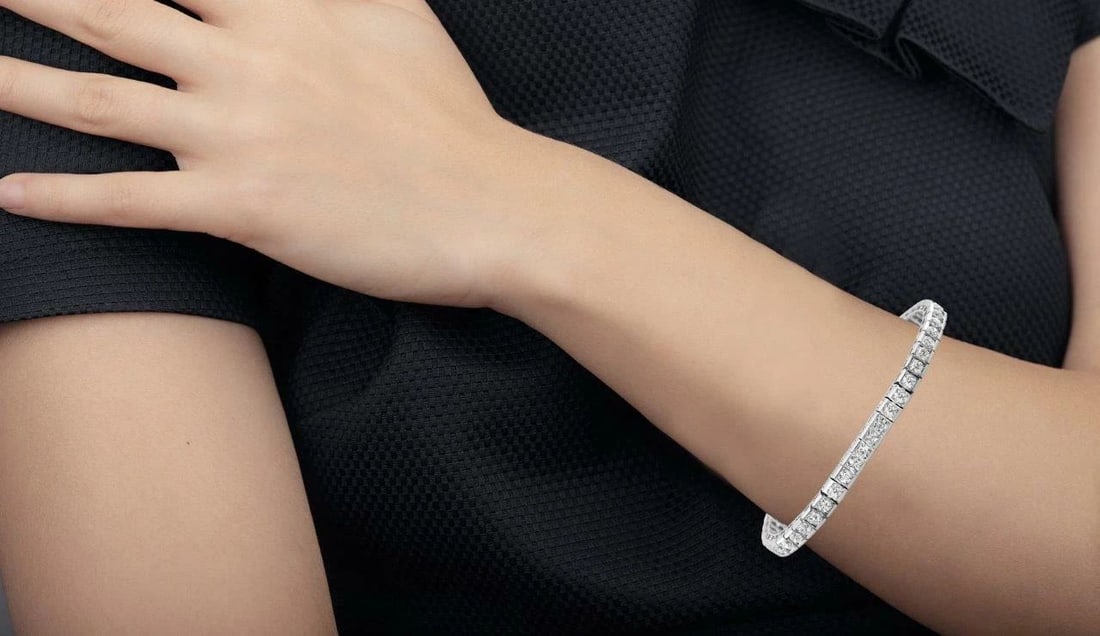 18KT GOLD 6CT GORGEOUS DIAMOND TENNIS BRACELET: 18KT GOLD 6CT GORGEOUS DIAMOND TENNIS BRACELET The Following Item we are offering is this Beautiful Rare Important 18KT White Gold Gorgeous Brilliant Fancy Cut White Round Cut Diamond Tennis Bracelet.