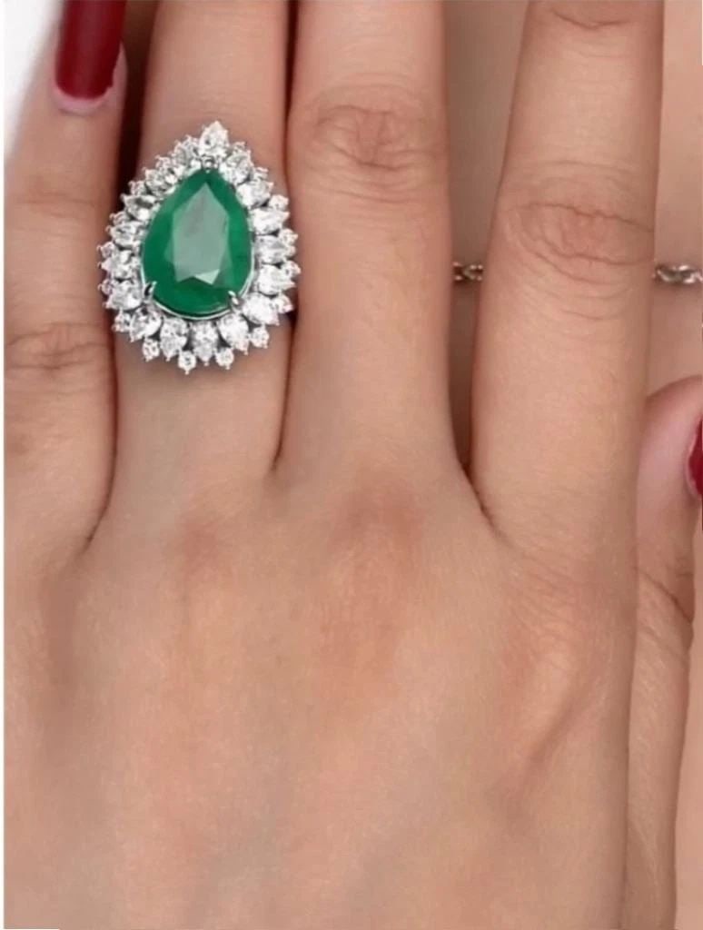 18KT GOLD GORGEOUS LARGE GLITTERING EMERALD DIAMOND RING (1 of 2)