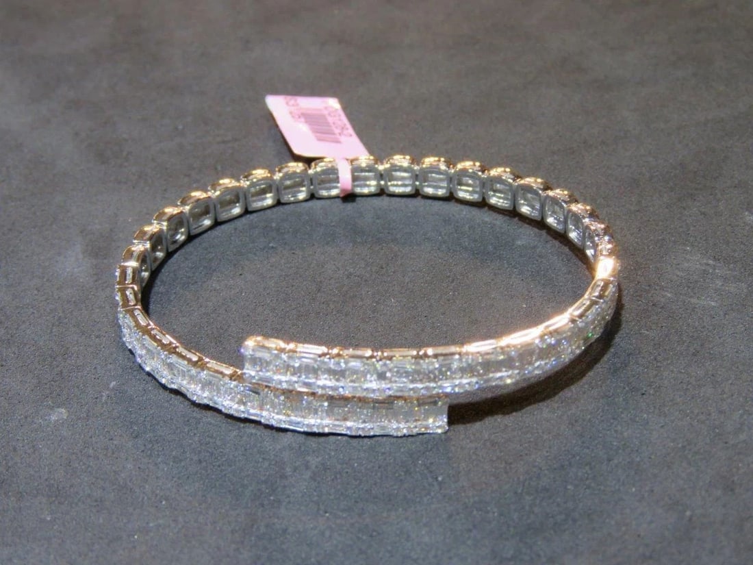 18KT GOLD 3.50CT GORGEOUS WHITE DIAMOND BANGLE BRACELET (1 of 2)