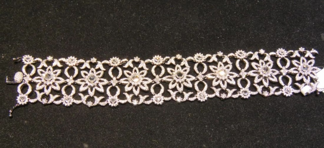 18KT GOLD LARGE ROSE CUT DIAMOND BRACELET (1 of 2)