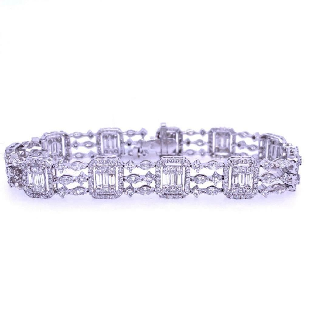 18KT GOLD GLITTERING DIAMOND TENNIS BRACELET: 18KT GOLD GLITTERING DIAMOND TENNIS BRACELET The Following Items we are offering is a Important Rare 18KT Gold Gorgeous Fancy Baguette Diamond Bracelet. Stones are Glittering and Extremely Fine