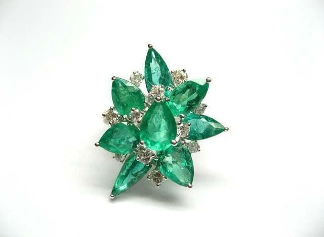 18KT GOLD GORGEOUS LARGE EMERALD DIAMOND CLUSTER RING (1 of 2)