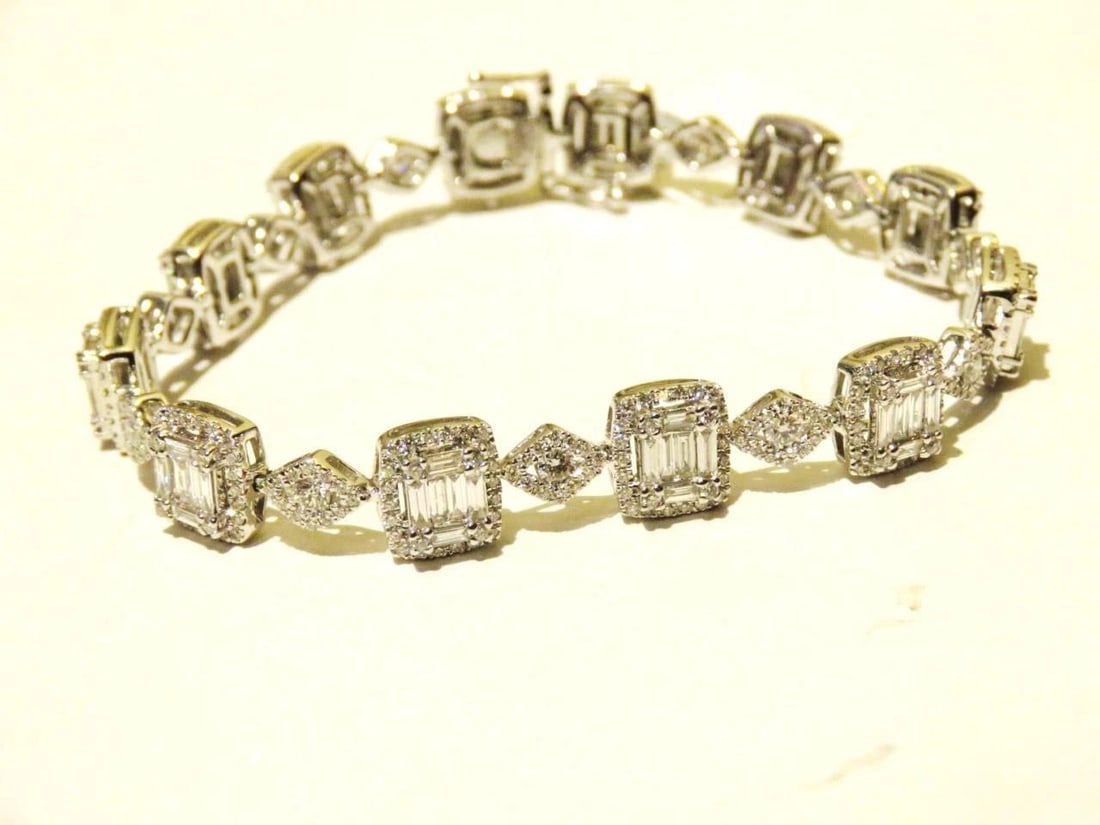18KT WHITE GOLD LRG DIAMOND TENNIS BRACELET: 18KT WHITE GOLD LRG DIAMOND TENNIS BRACELET The Following Items we are offering is This Rare Important Radiant 18KT White Gold Fancy Glistening Diamond Baguette Tennis Bracelet. Beautifully done featu