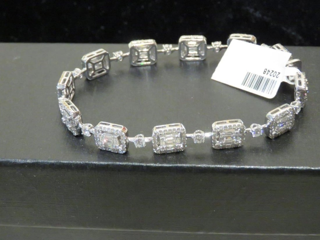 18KT WHITE GOLD LRG DIAMOND TENNIS BRACELET: 18KT WHITE GOLD LRG DIAMOND TENNIS BRACELET The Following Items we are offering is This Rare Important Radiant 18KT White Gold Fancy Glistening Diamond Baguette Tennis Bracelet. Beautifully done featu