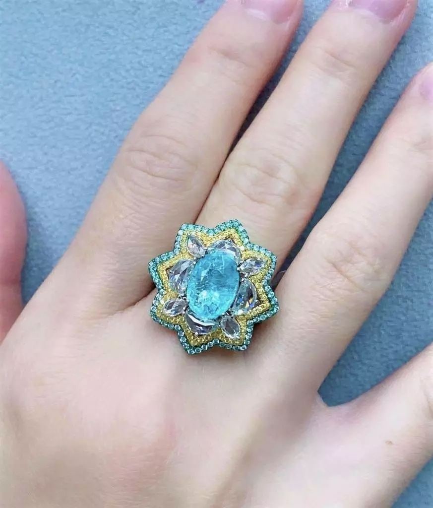 18KT 6CT PARAIBA TOURMALINE YELLOW DIAMOND RING: 18KT 6CT PARAIBA TOURMALINE YELLOW DIAMOND RING The Following Items we are offering is a Rare Important Gorgeous 18KT White Gold Winston Style Glistening Paraiba Tourmaline Fancy Yellow Diamond and Ro