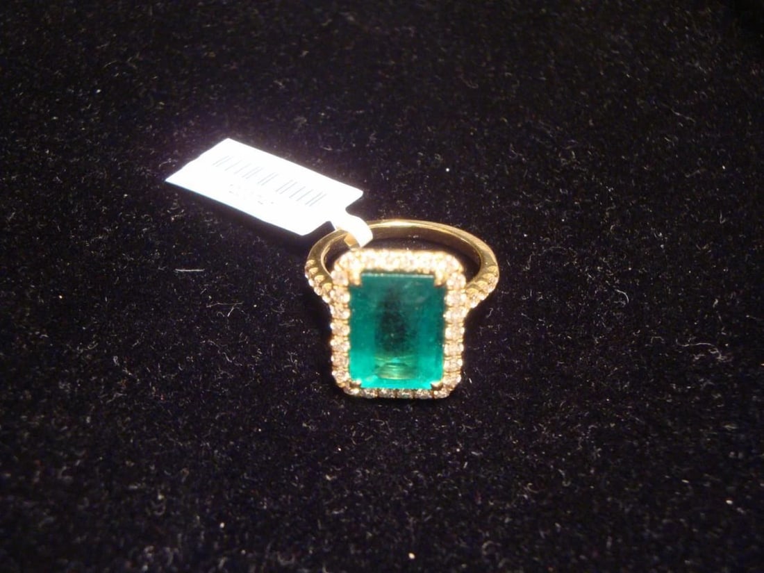 18KT GOLD EMERALD DIAMOND RING! (1 of 2)