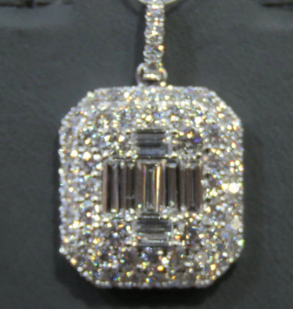 18KT RARE LRG GLITTERING WHITE DIAMOND PENDANT!!!: 18KT RARE LRG GLITTERING WHITE DIAMOND PENDANT!!! 18KT RARE LRG GLITTERING WHITE DIAMOND PENDANT!!! Last Call The Following Items we are offering is a Rare Important Radiant 18KT Gold Large Fancy Glit