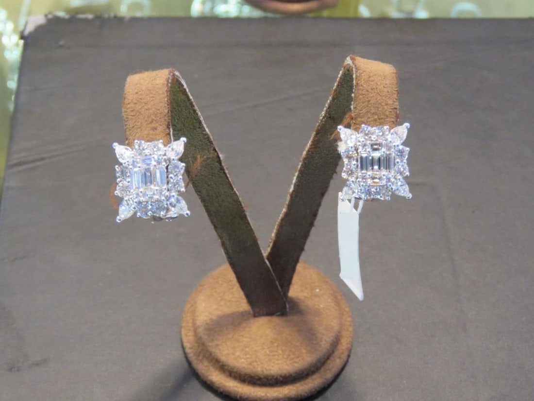 18KT GOLD FANCY LARGE DIAMOND GORGEOUS STUD STUDS EARRINGS (1 of 2)